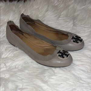 Tory Burch Claire leather ballet flats in grey with a metallic logo size 5